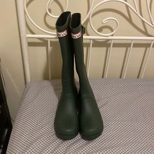 Cleaning out my closet brand new rain boots. Never worn, In good condition.